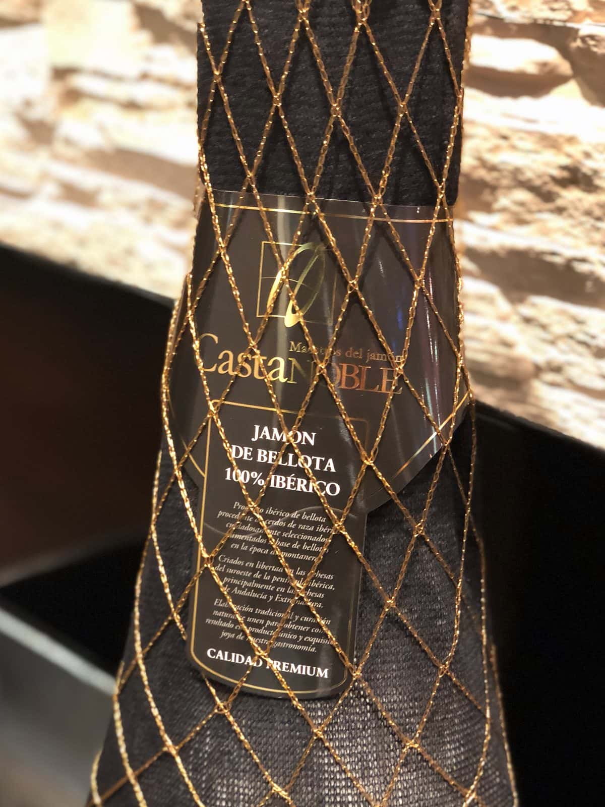 Jamón de bellota 100 % ibérico Castanoble con su malla y su etiqueta