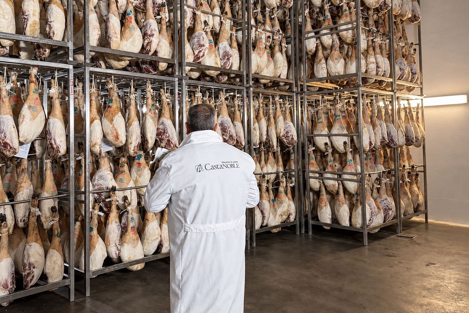 Técnico de Castanoble revisando las piezas colgadas en los bastidores