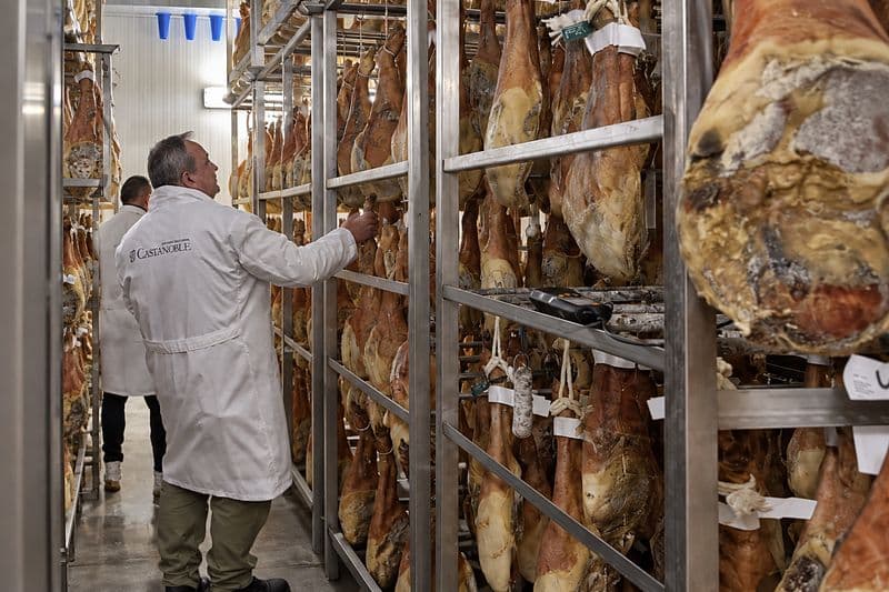 Operarios de Castanoble comprobando las piezas en la cámara