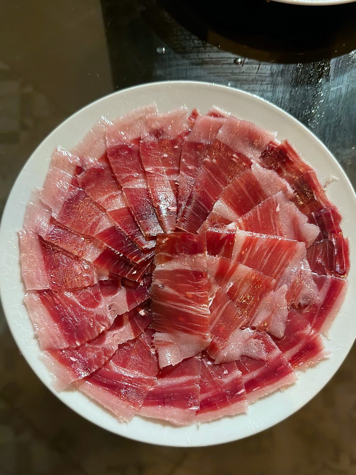 Plato de jamón ibérico recién loncheado