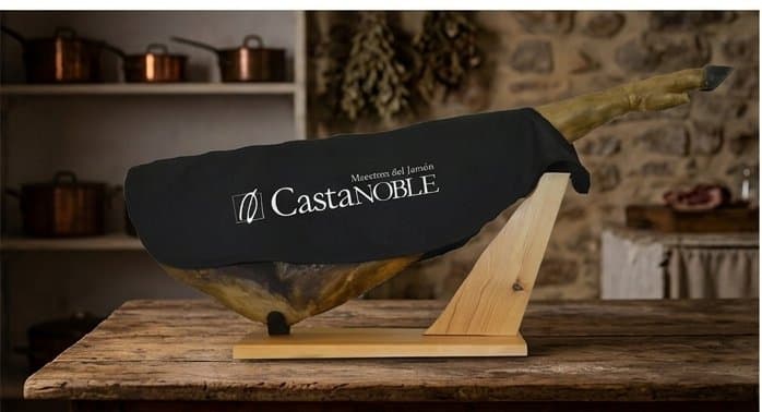Jamón en su jamonera cubierto con un paño Castanoble