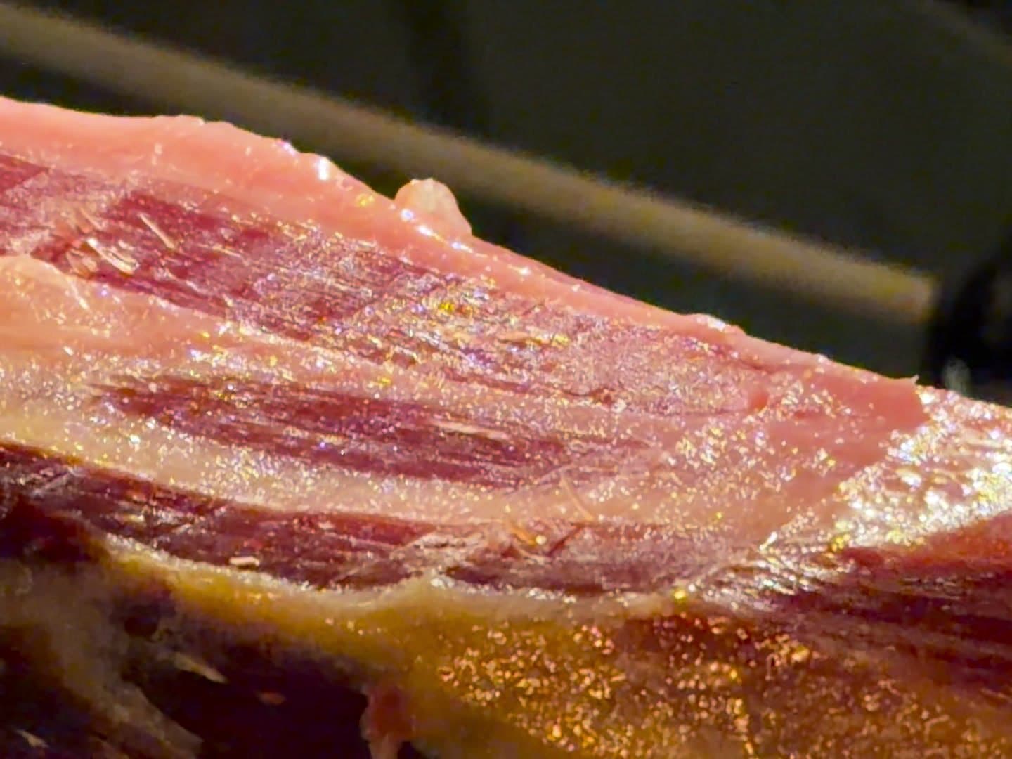 Jamón ibérico: ¿corte a máquina o a cuchillo?