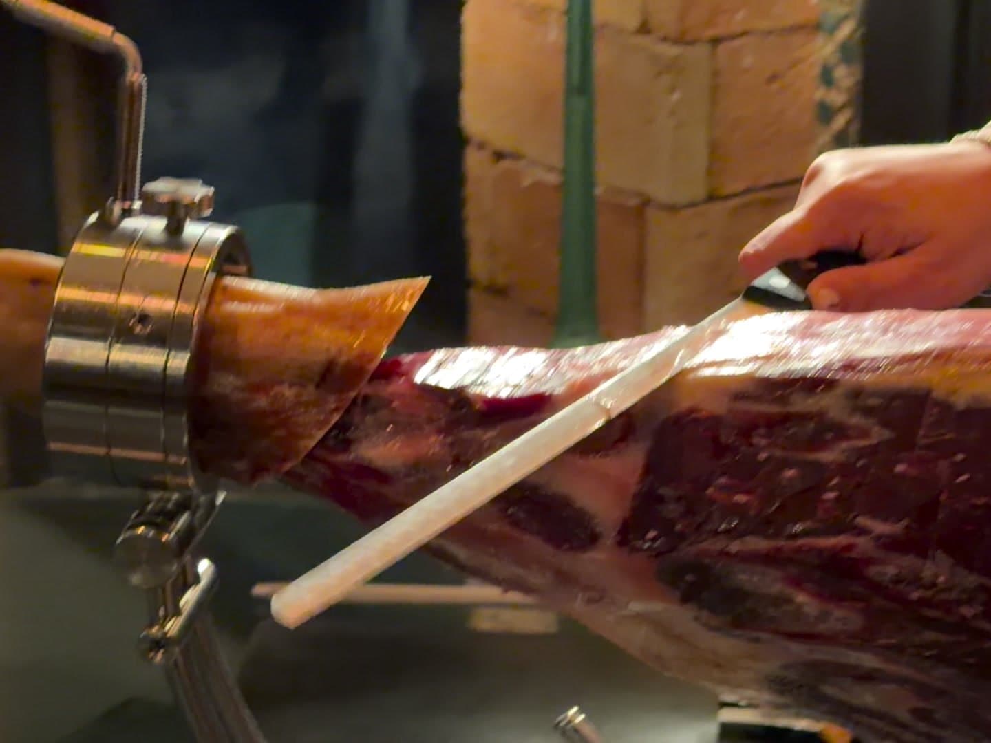 Utensilios para cortar jamón ibérico: cuchillos jamoneros, soportes y tablas