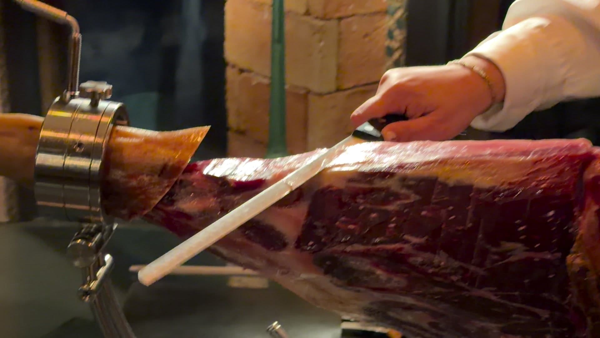 Jamón de bellota en el jamonero durante un evento