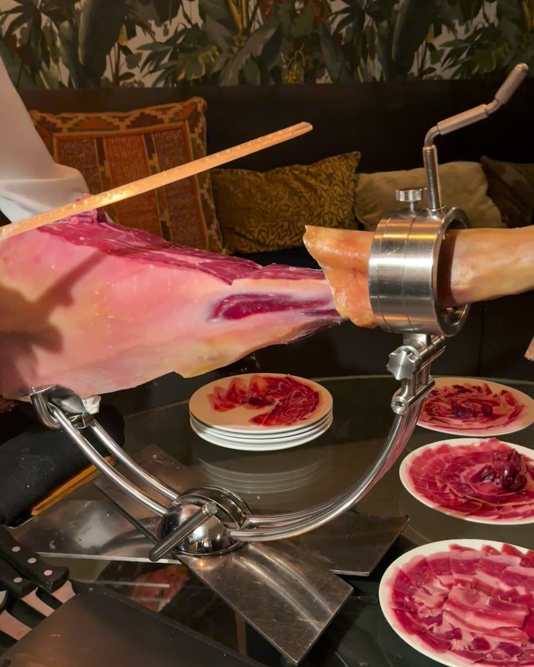 Jamón en el jamonero giratorio durante el evento