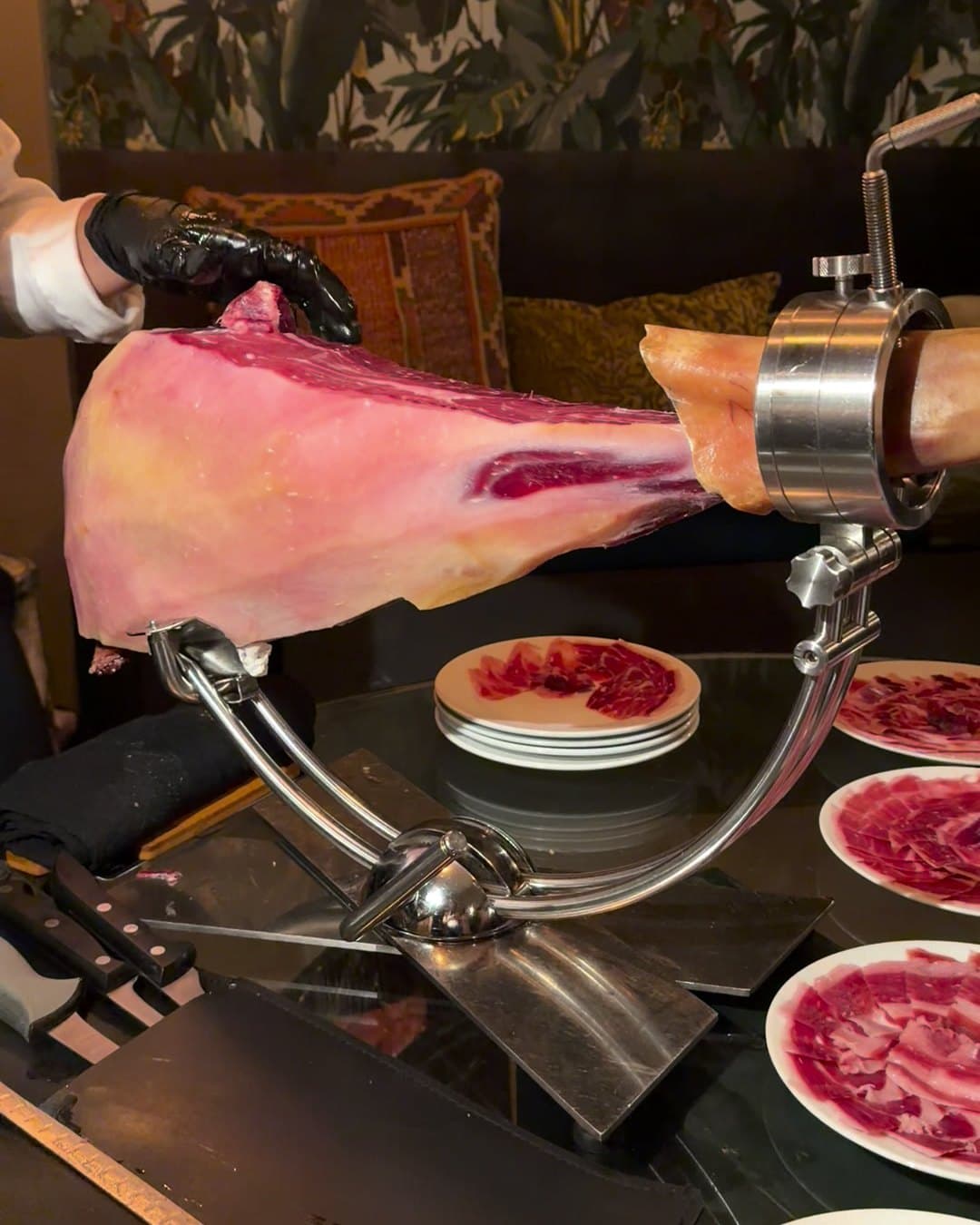 La pieza en el jamonero y los platos alrededor