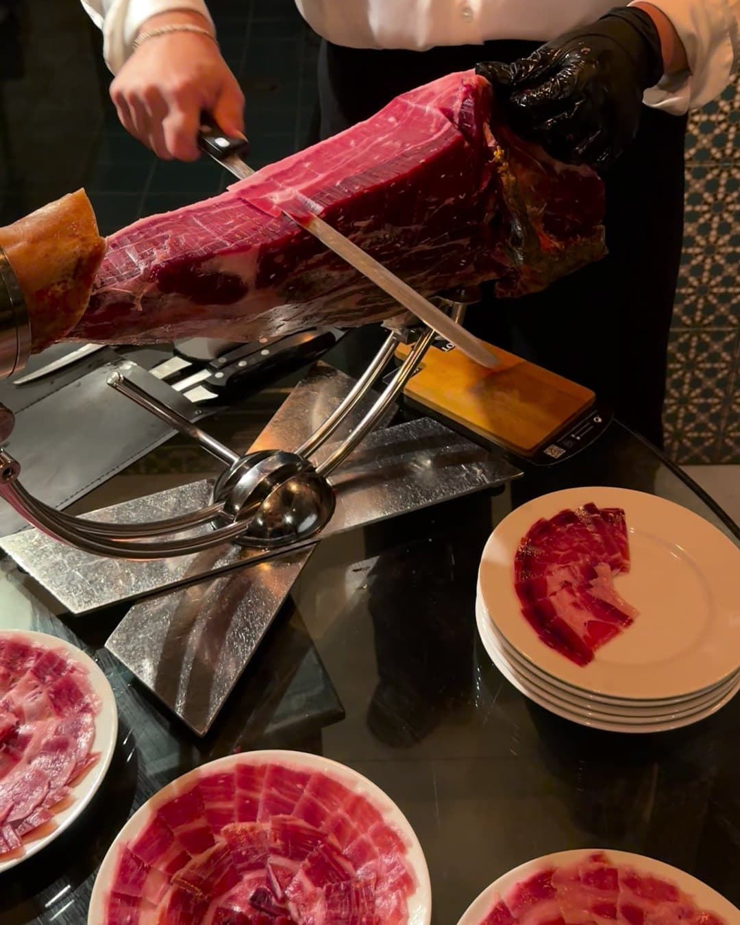 Platos de jamón recién cortado listos para servir