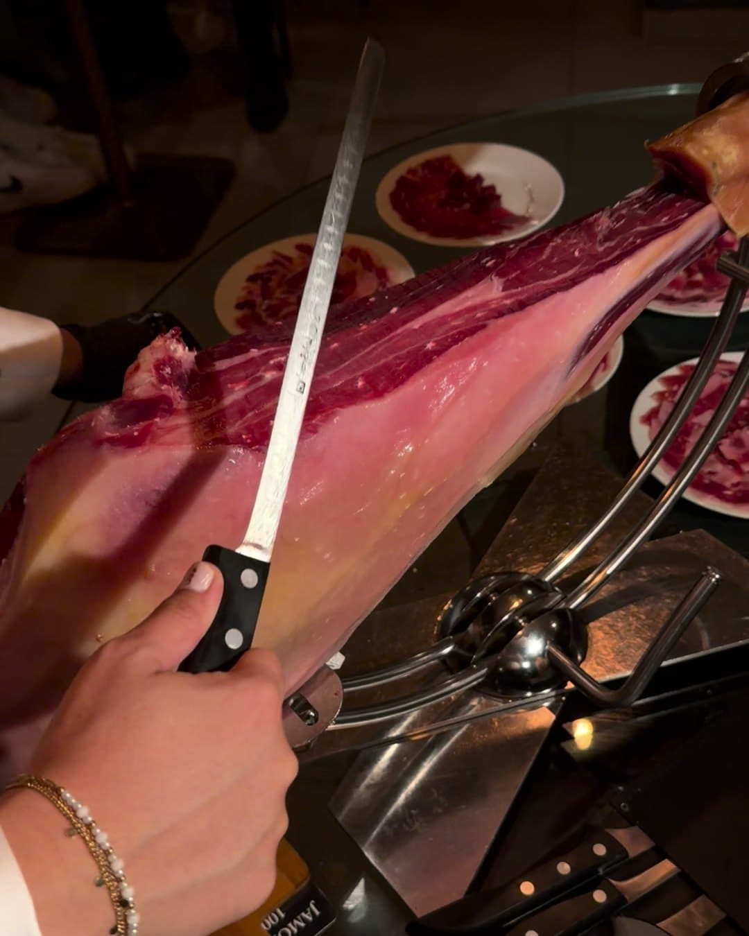 El cuchillo jamonero sobre la pieza, visto desde el cortador