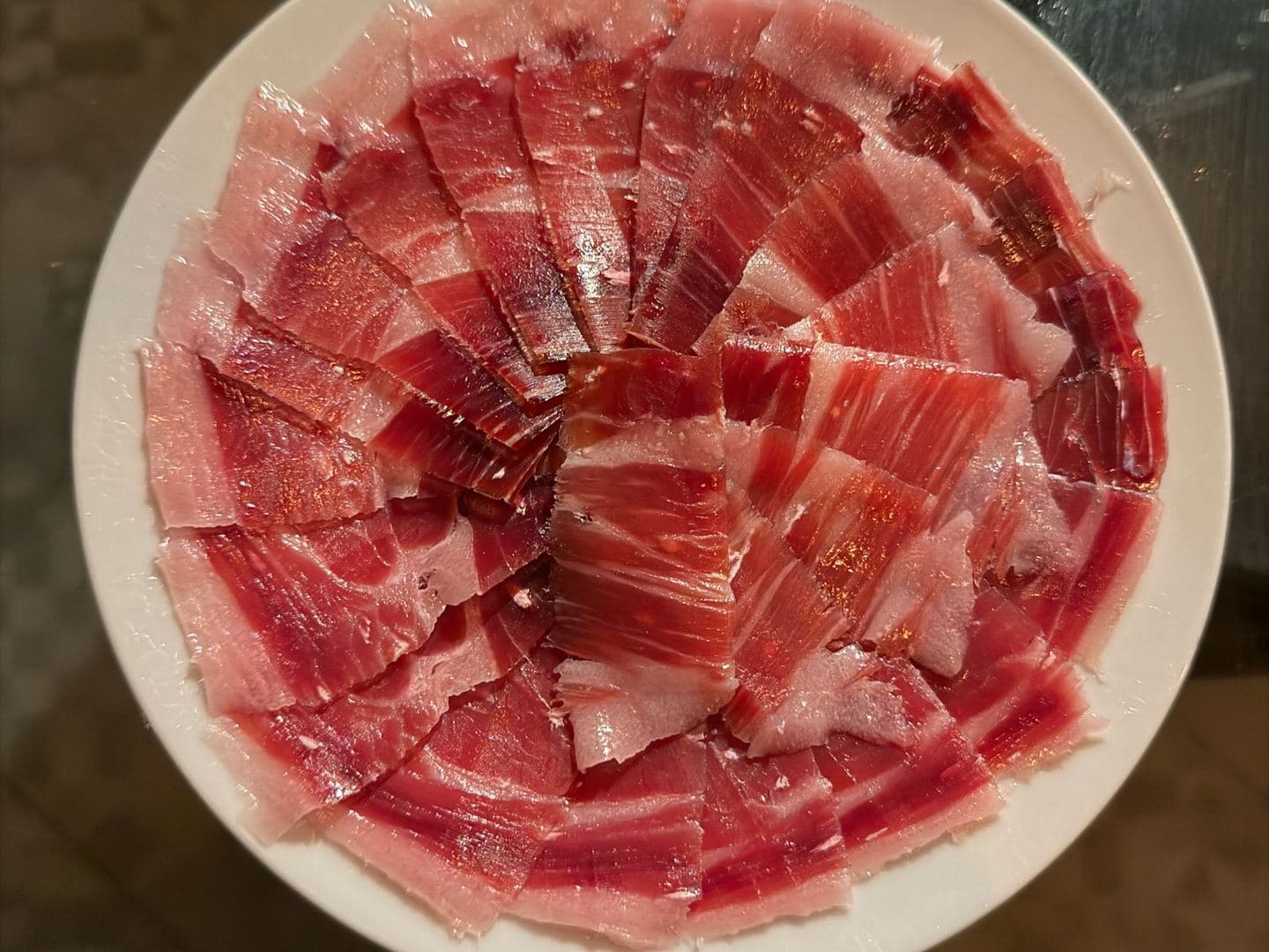 Plato de jamón ibérico loncheado, servido en abanico.